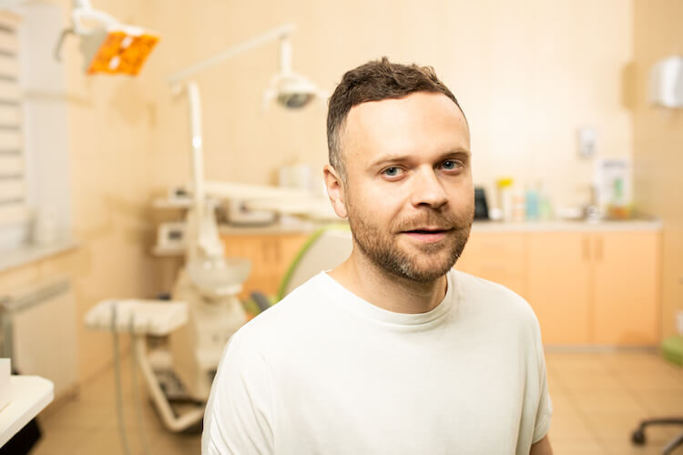 Имплантация передних зубов