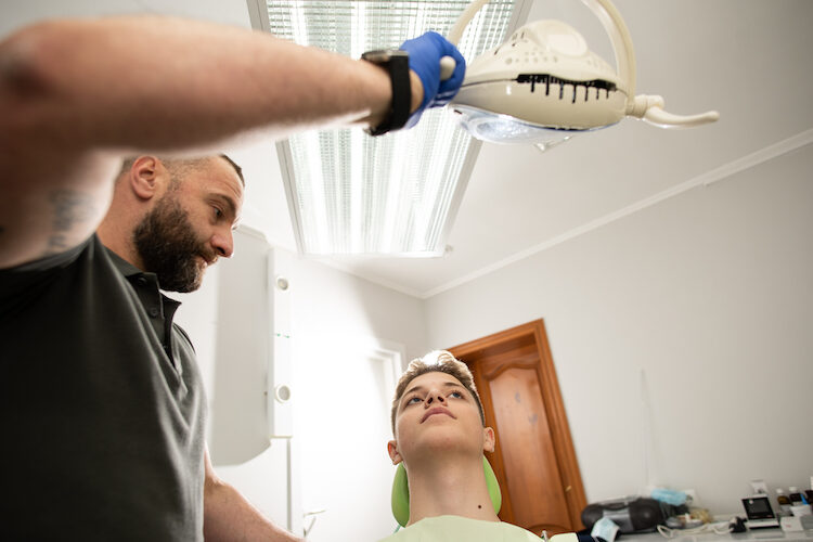 Удаление зуба с одноэтапной имплантацией