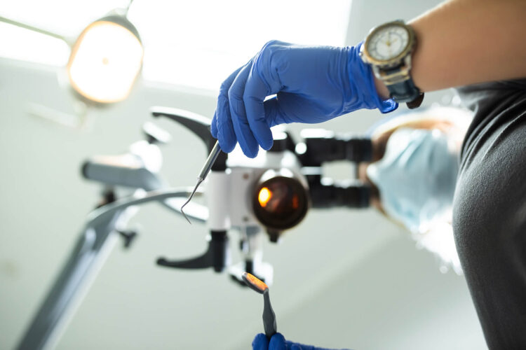 лечение зубов под микроскопом