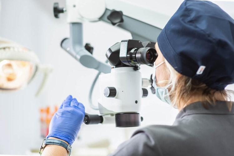 лечение зубов под микроскопом