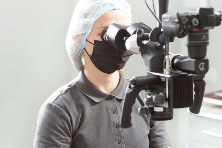 лечение зубов под микроскопом