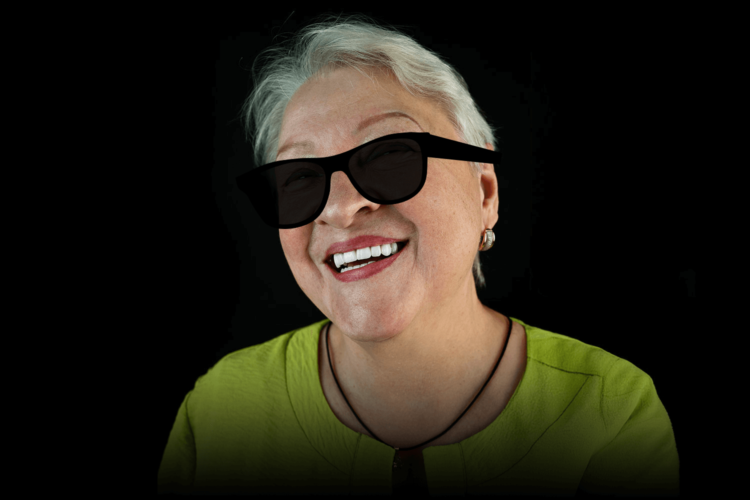 Заменили старые мосты имплантами и коронками из диоксида циркония.