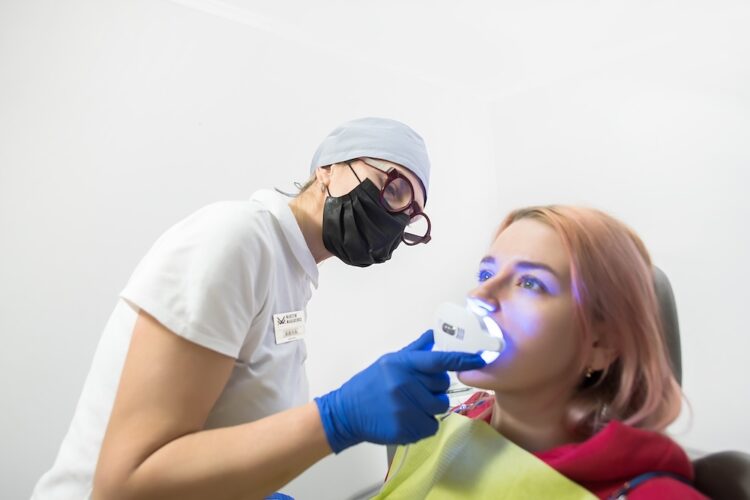 Все про відбілювання зубів вдома та в стоматології