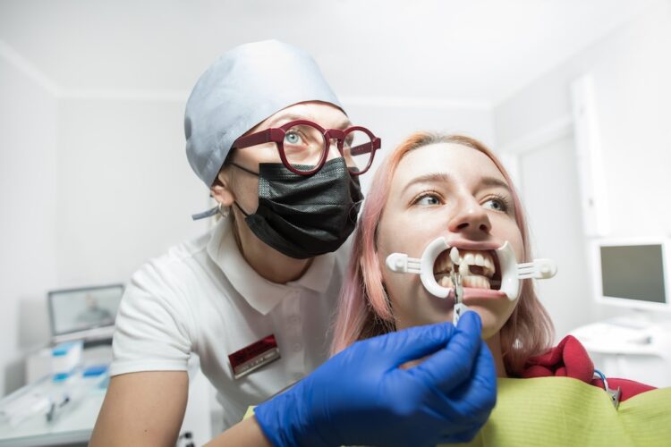 Все про відбілювання зубів вдома та в стоматології