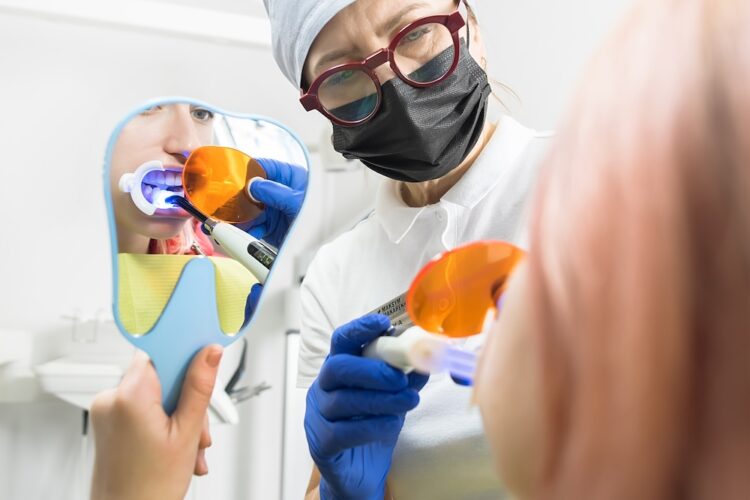 Все про відбілювання зубів вдома та в стоматології